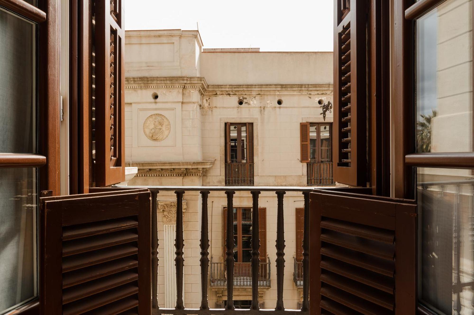 Do Placa Reial Powered By Sonder Barcelona Bilik gambar A typical window in a house in Malta