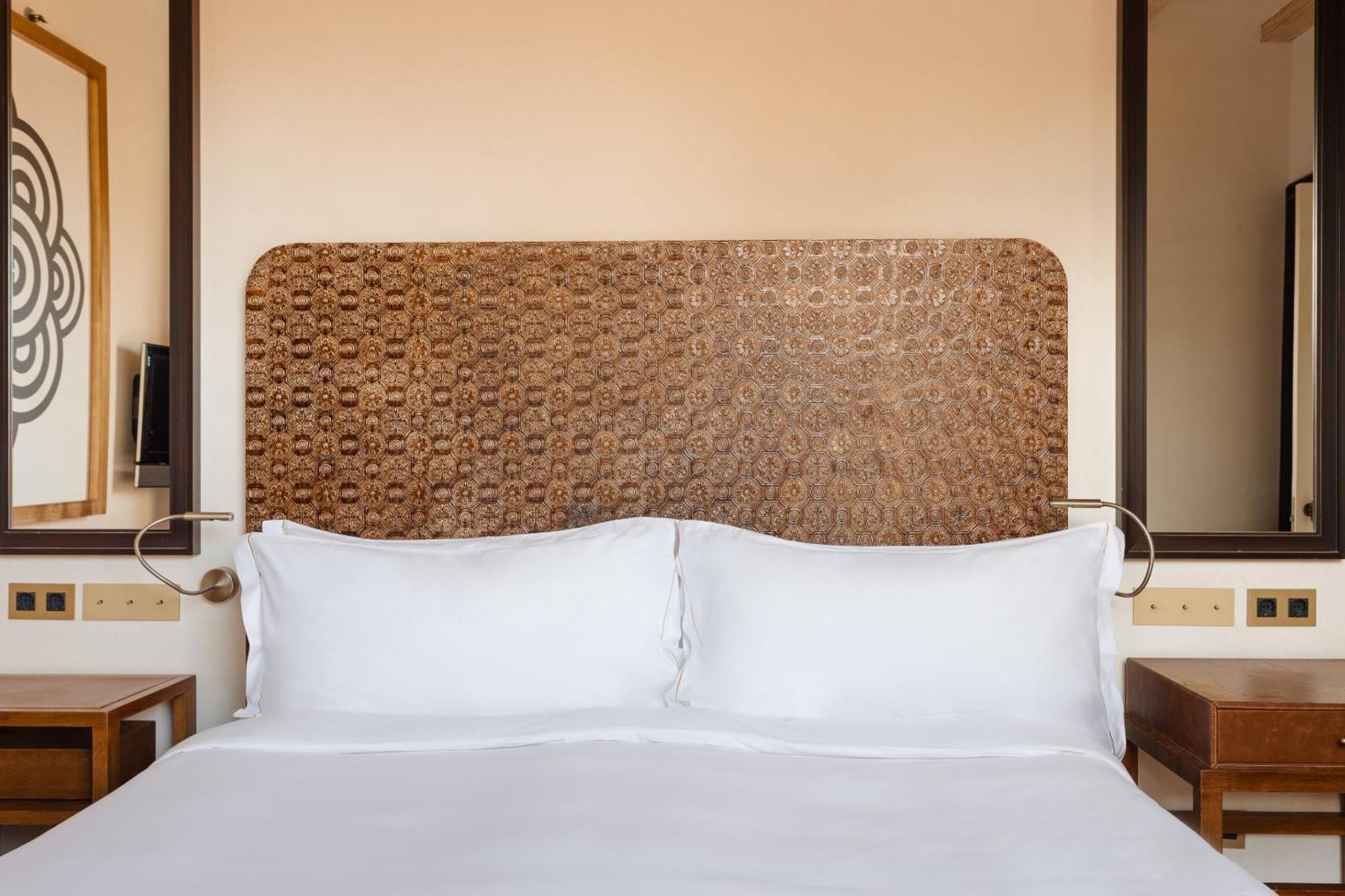 Do Placa Reial Powered By Sonder Barcelona Bilik gambar A bed with a headboard