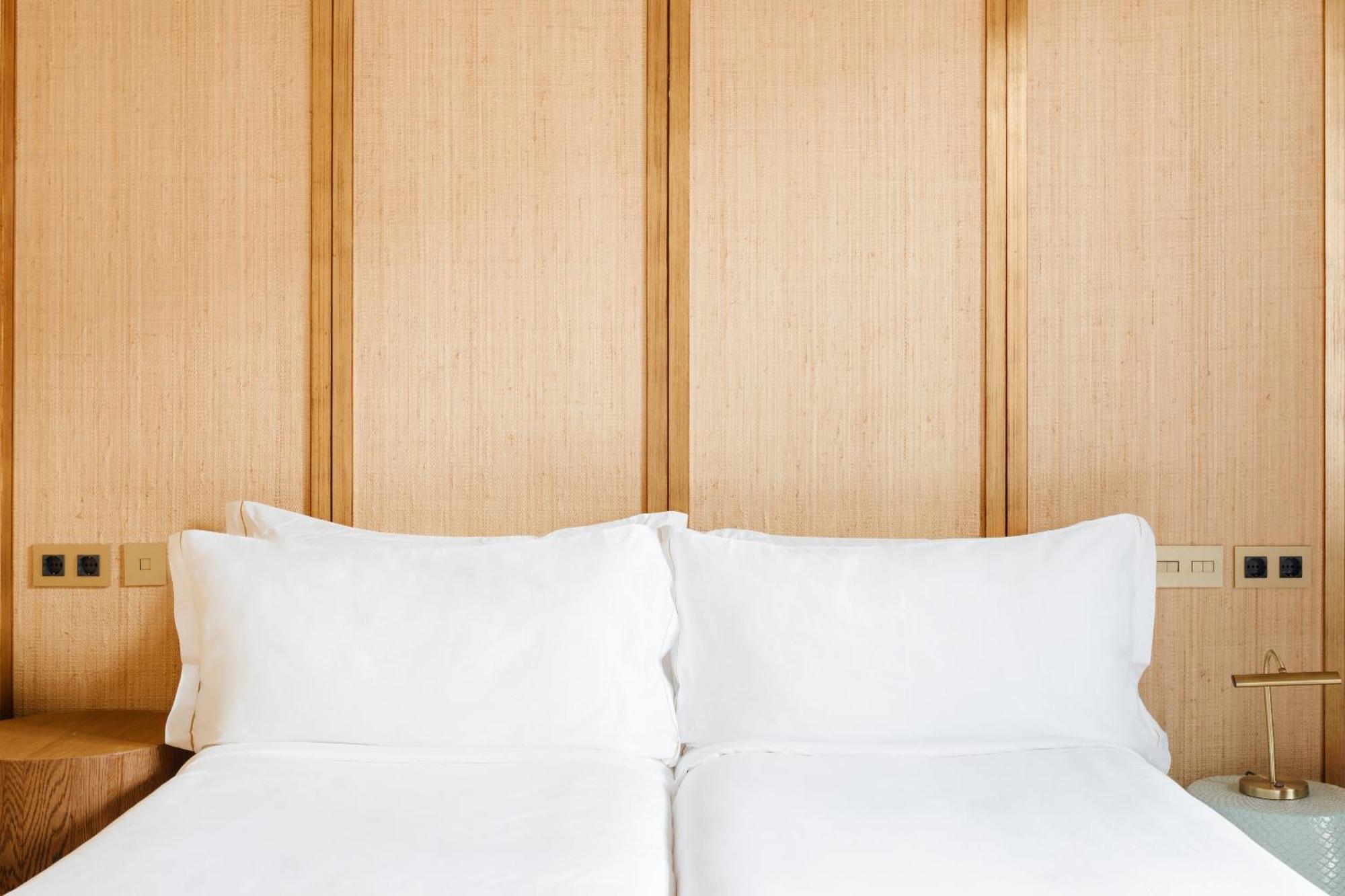 Do Placa Reial Powered By Sonder Barcelona Bilik gambar A bed with two pillows