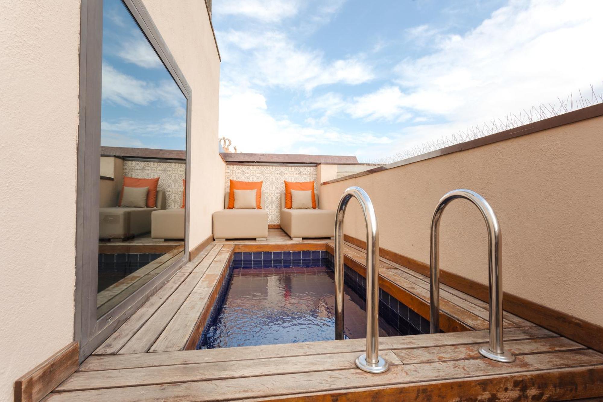 Do Placa Reial Powered By Sonder Barcelona Bilik gambar A private pool at a hotel