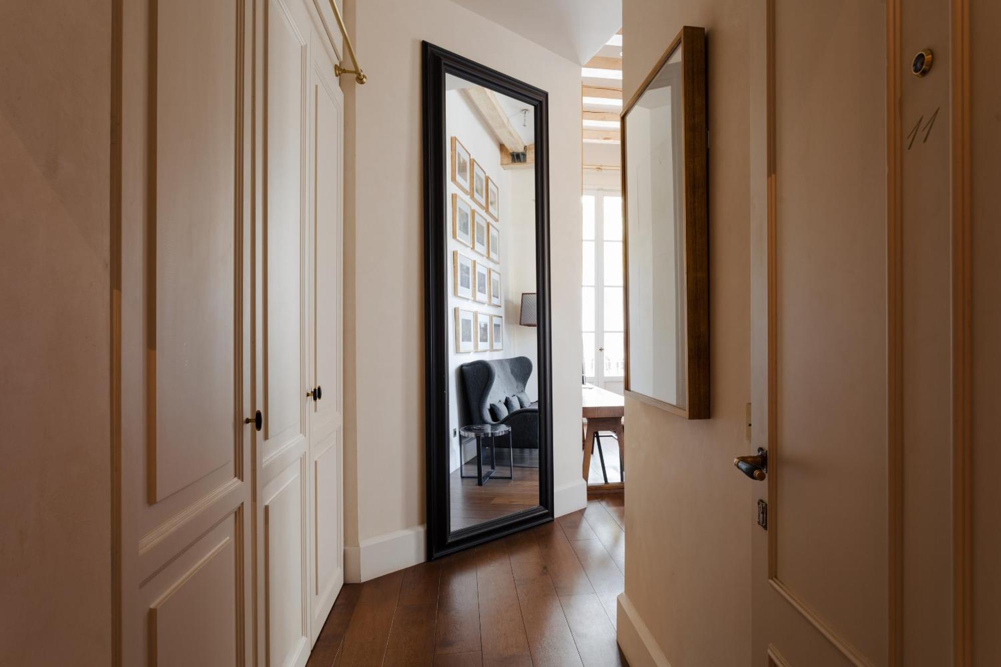 Do Placa Reial Powered By Sonder Barcelona Bilik gambar A mirror in a home