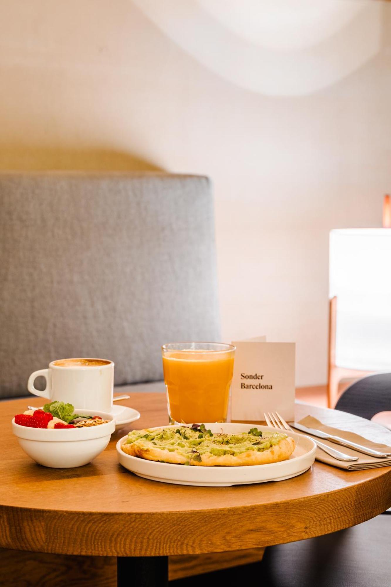 Do Placa Reial Powered By Sonder Barcelona Luaran gambar A typical breakfast at a hotel