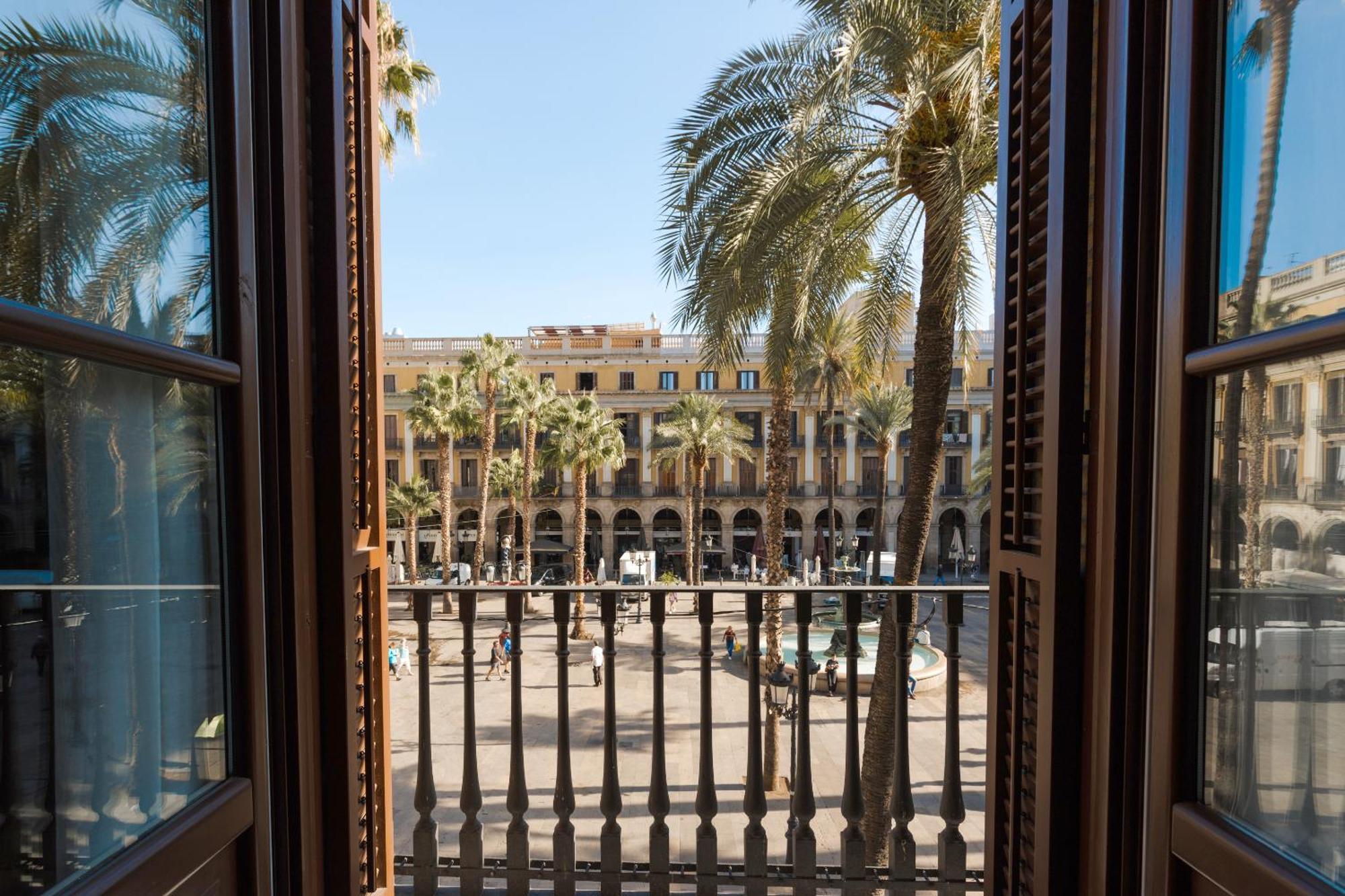 Do Placa Reial Powered By Sonder Barcelona Luaran gambar View of the square from the hotel